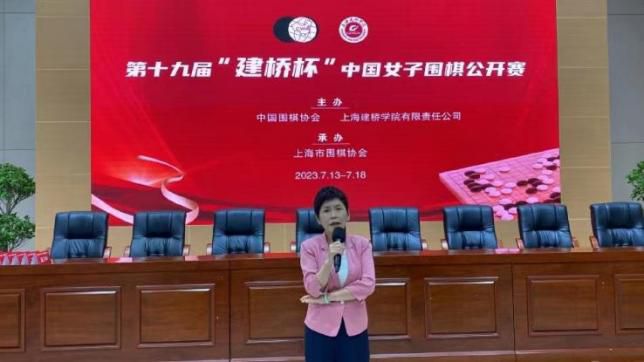 眼瞅着曹八妹好像就要拍桉而起，杨若晴一边在桌子底下按住了曹八妹的手臂，同时也已率先出声。